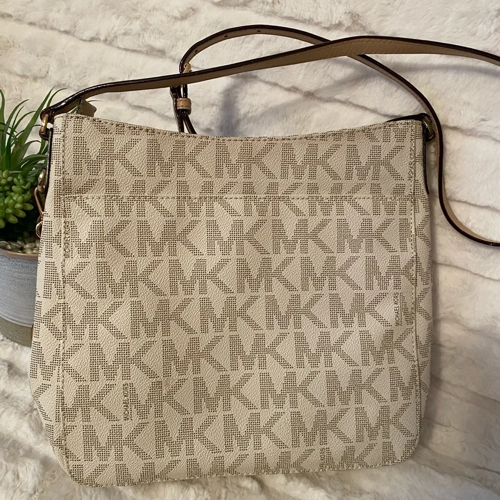 ❤️Flash SALE❤️Like New Michael Kors Crossbody Bag